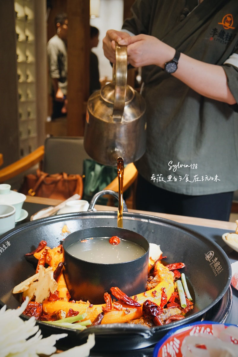 【竹北美食】李鐵柱火鍋村竹北店，重慶麻辣鍋與成都茶館文化療癒味蕾！新竹火鍋推薦 @希薇亞の食在玩味