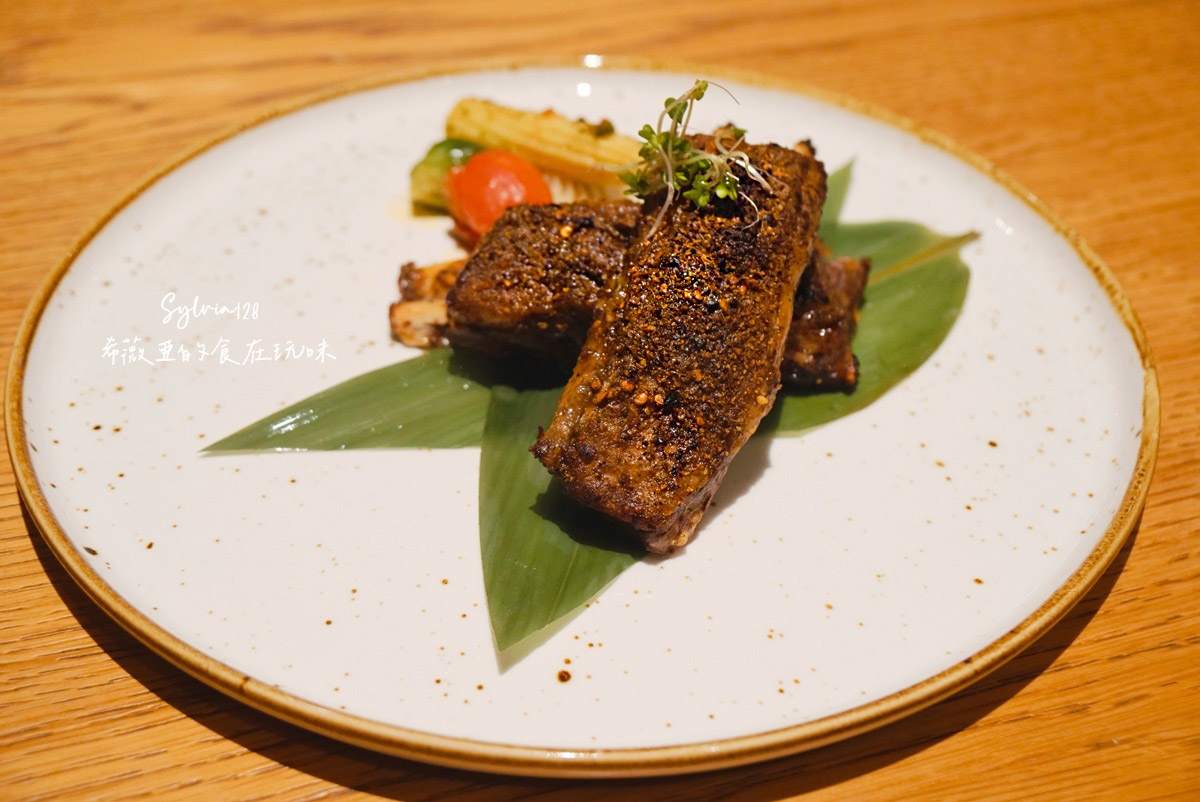 【台北松山美食】Que原木燒烤餐廳，松山意舍高空景觀半自助餐吃到飽 @希薇亞の食在玩味