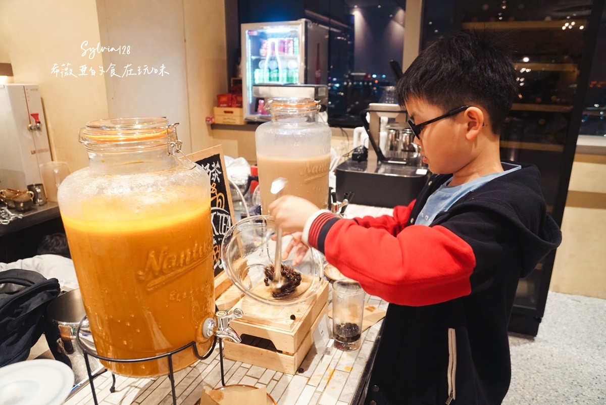 【台北松山美食】Que原木燒烤餐廳，松山意舍高空景觀半自助餐吃到飽 @希薇亞の食在玩味