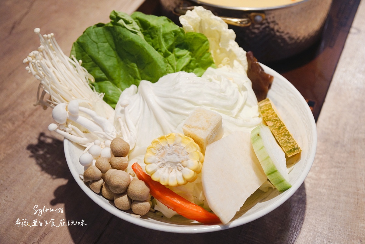 【中山國中火鍋】深紅汕頭鍋物(台北民權店)。海陸大方上桌，澎湃暖心！ @希薇亞の食在玩味