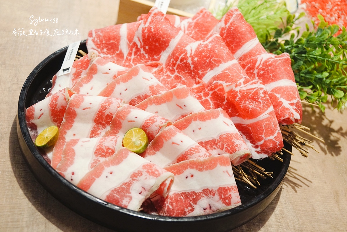 【中山國中火鍋】深紅汕頭鍋物(台北民權店)。海陸大方上桌，澎湃暖心！ @希薇亞の食在玩味