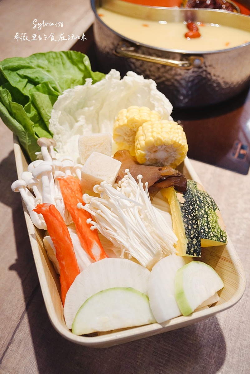 【中山國中火鍋】深紅汕頭鍋物(台北民權店)。海陸大方上桌，澎湃暖心！ @希薇亞の食在玩味