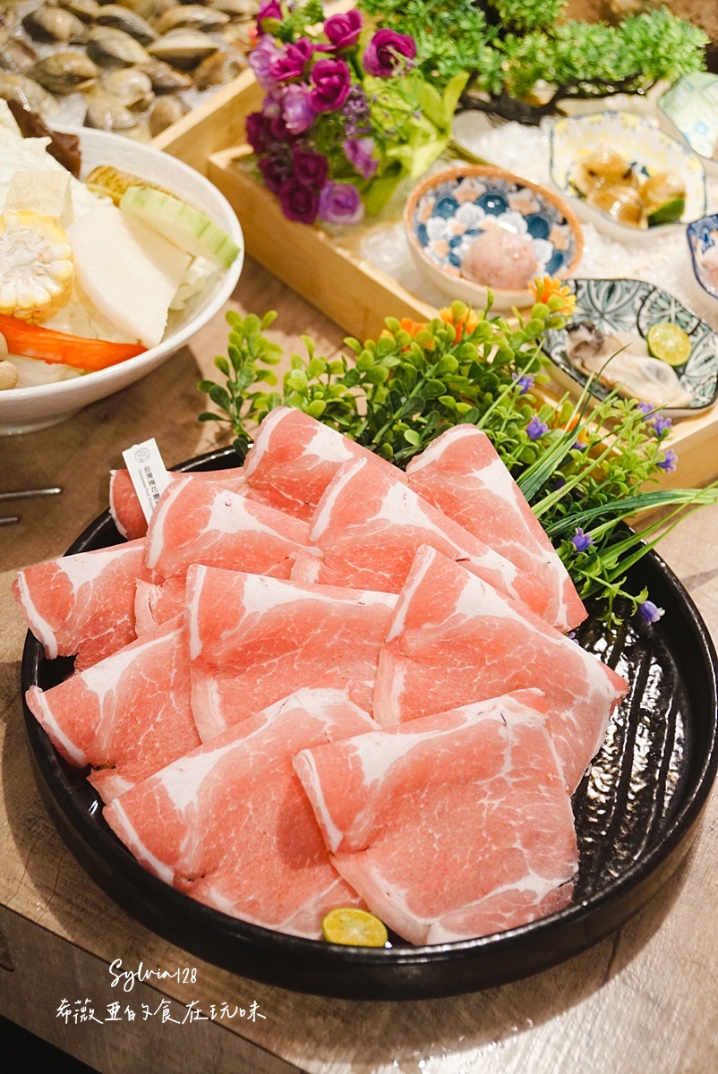 【中山國中火鍋】深紅汕頭鍋物(台北民權店)。海陸大方上桌，澎湃暖心！ @希薇亞の食在玩味