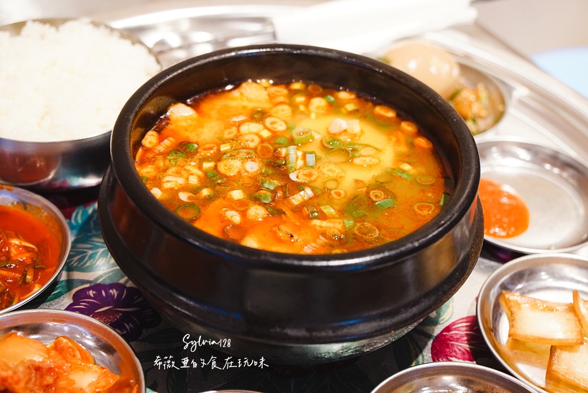 【士林韓式】金書西餐飲韓國豬肉湯飯돼지국밥。盛著韓國的日常與靈魂！士林韓式料理美食推薦 @希薇亞の食在玩味