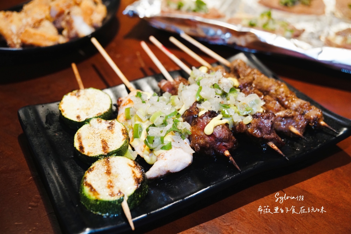 【士林桶仔雞】雞老闆桶仔雞士林店，聚餐、唱歌、吃雞的好地方！台北桶仔雞、士林美食推薦 @希薇亞の食在玩味