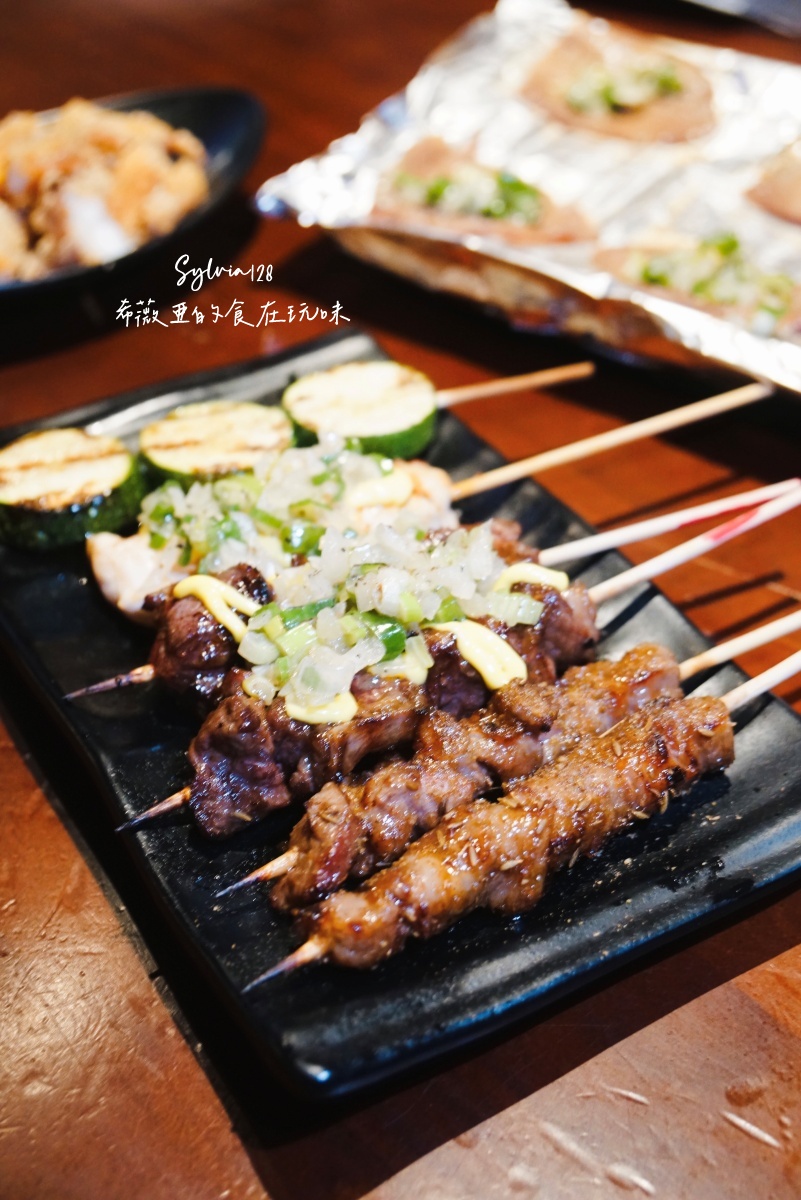 【士林桶仔雞】雞老闆桶仔雞士林店，聚餐、唱歌、吃雞的好地方！台北桶仔雞、士林美食推薦 @希薇亞の食在玩味