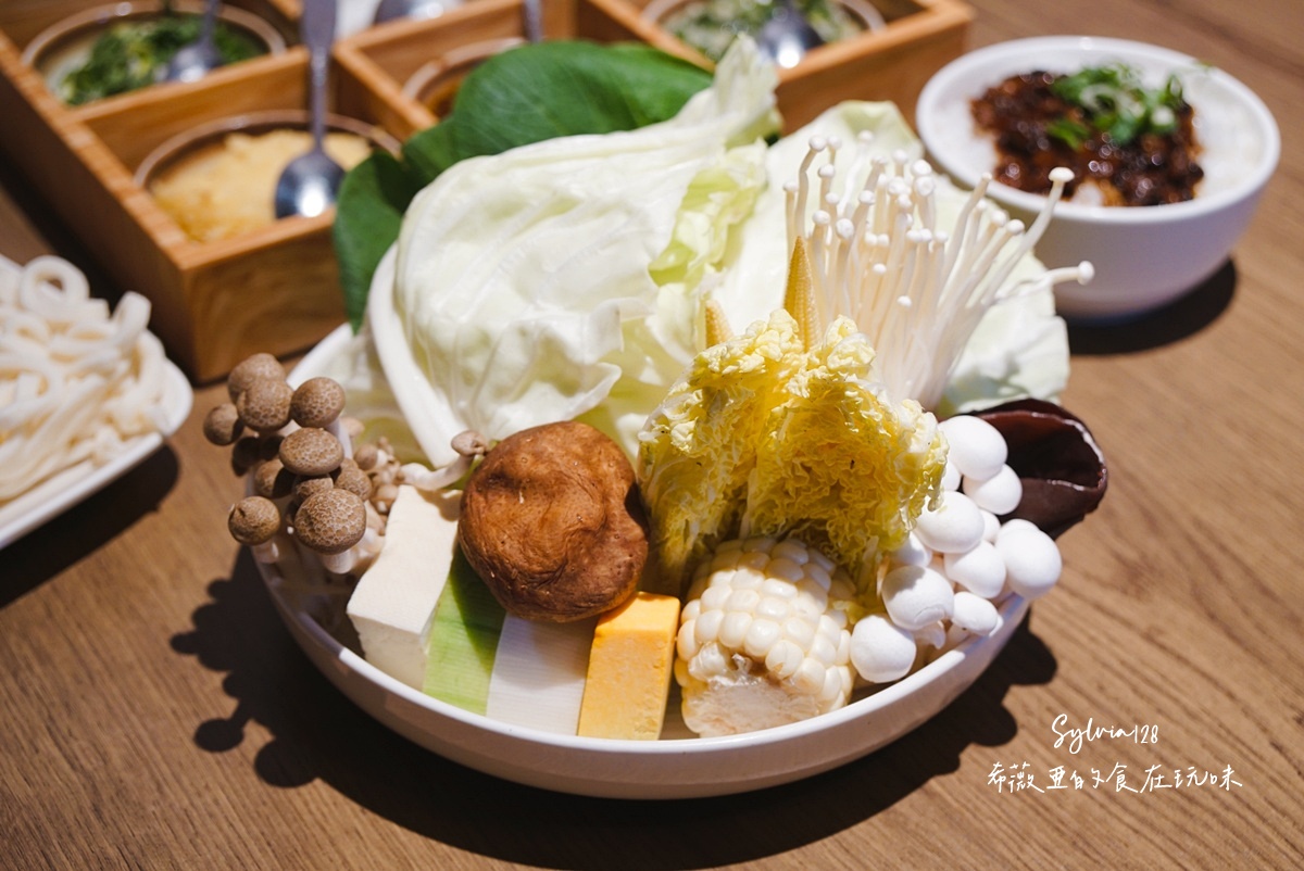 【台北101雞湯火鍋】君曜雞湯的溫潤饗宴。台北必喝雞湯鍋物 @希薇亞の食在玩味 【台北101雞湯火鍋】君曜雞湯的溫潤饗宴。台北必喝雞湯鍋物 @希薇亞の食在玩味