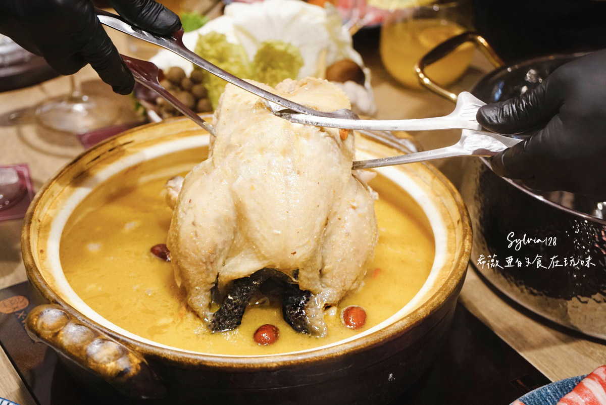 【台北101雞湯火鍋】君曜雞湯的溫潤饗宴。台北必喝雞湯鍋物 @希薇亞の食在玩味 【台北101雞湯火鍋】君曜雞湯的溫潤饗宴。台北必喝雞湯鍋物 @希薇亞の食在玩味