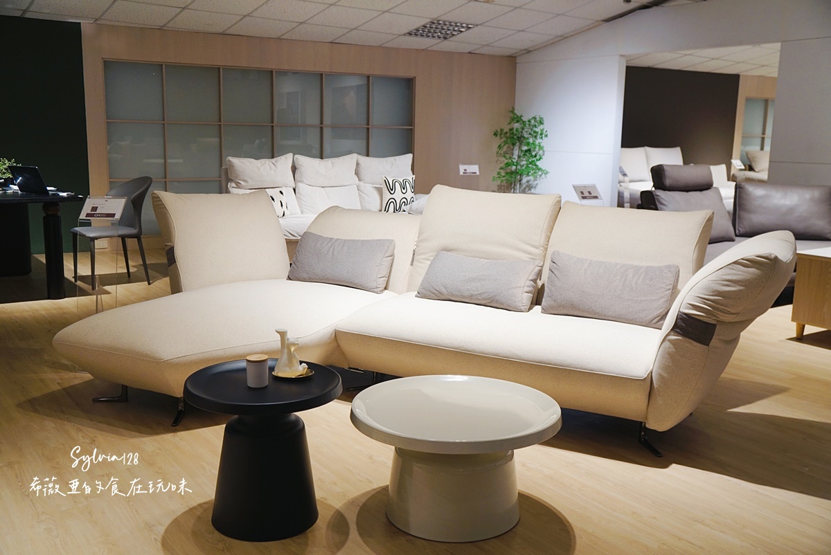 桃園龜山沙發推薦｜所丘家居桃園龜山門市。台灣手工客製化沙發，打造客廳的靈魂 @希薇亞の食在玩味