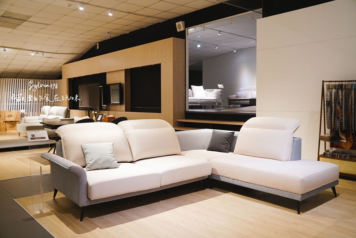 桃園龜山沙發推薦｜所丘家居桃園龜山門市。台灣手工客製化沙發，打造客廳的靈魂 @希薇亞の食在玩味