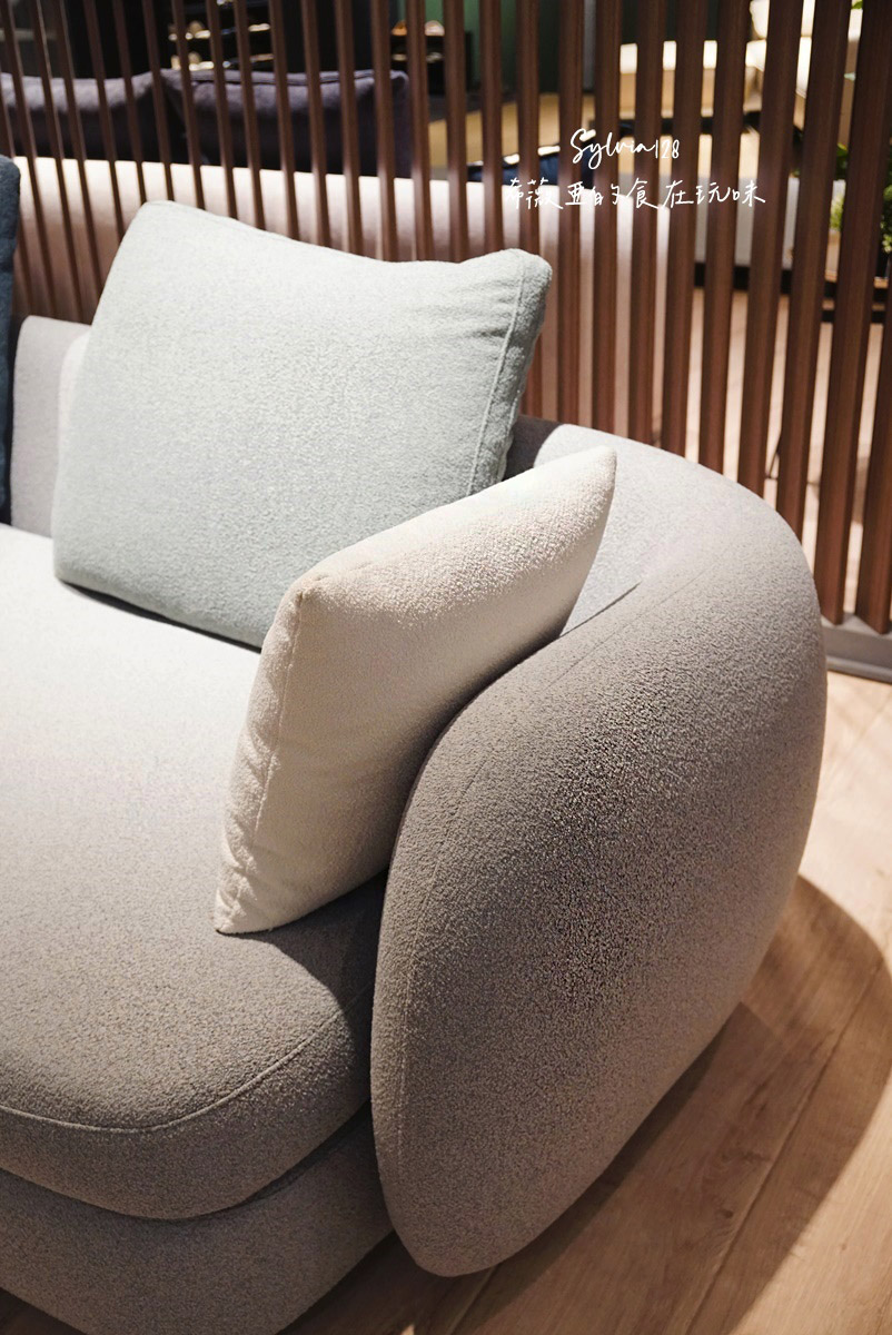 桃園龜山沙發推薦｜所丘家居桃園龜山門市。台灣手工客製化沙發，打造客廳的靈魂 @希薇亞の食在玩味