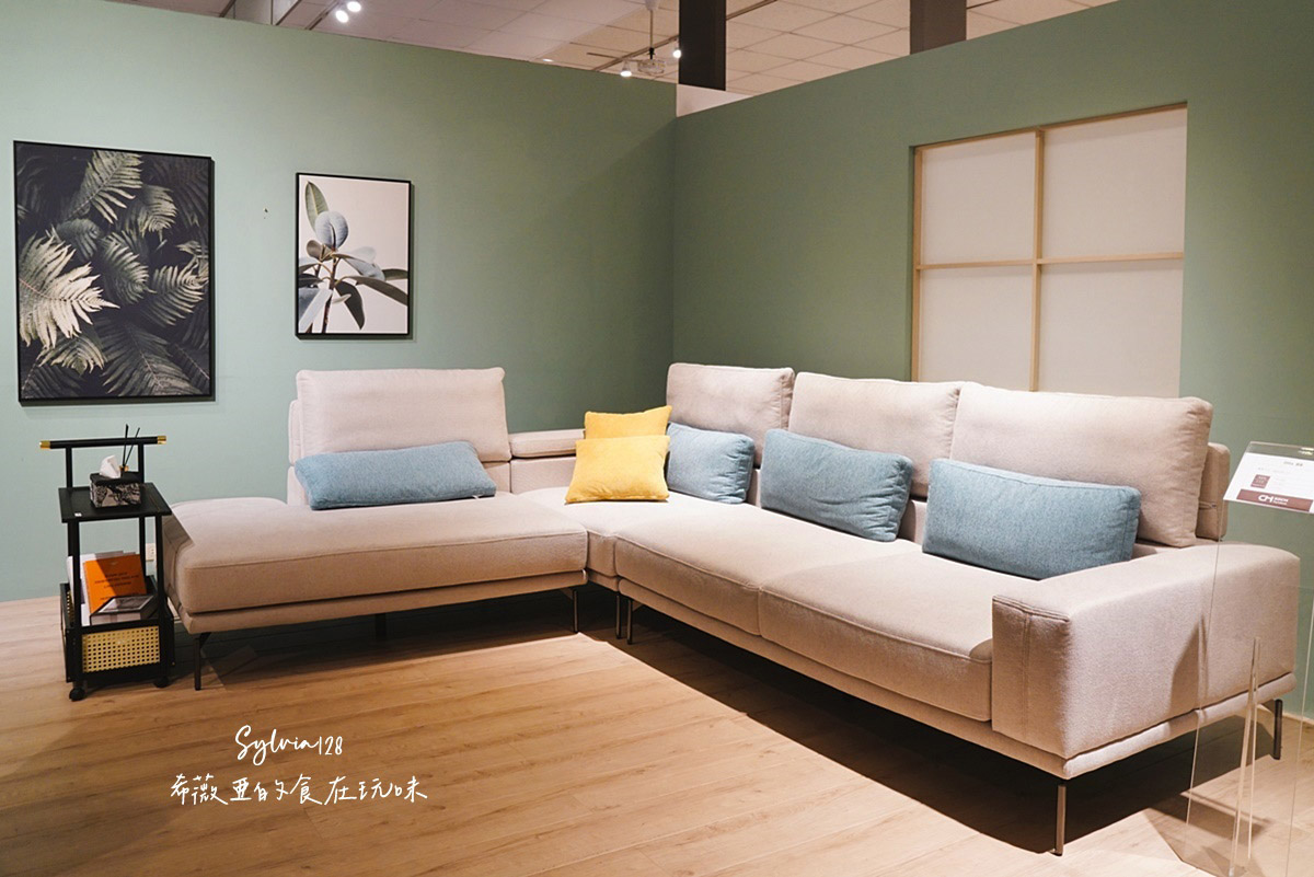 桃園龜山沙發推薦｜所丘家居桃園龜山門市。台灣手工客製化沙發，打造客廳的靈魂 @希薇亞の食在玩味