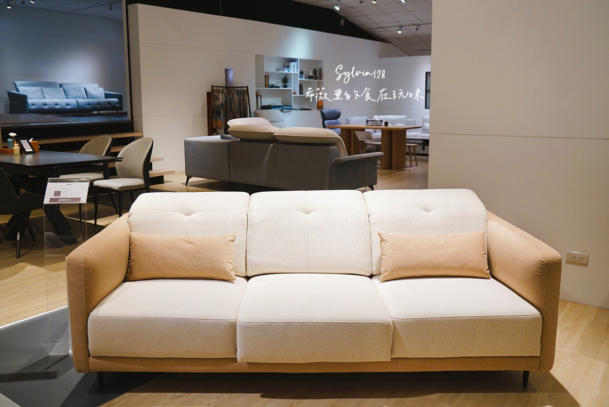 桃園龜山沙發推薦｜所丘家居桃園龜山門市。台灣手工客製化沙發，打造客廳的靈魂 @希薇亞の食在玩味