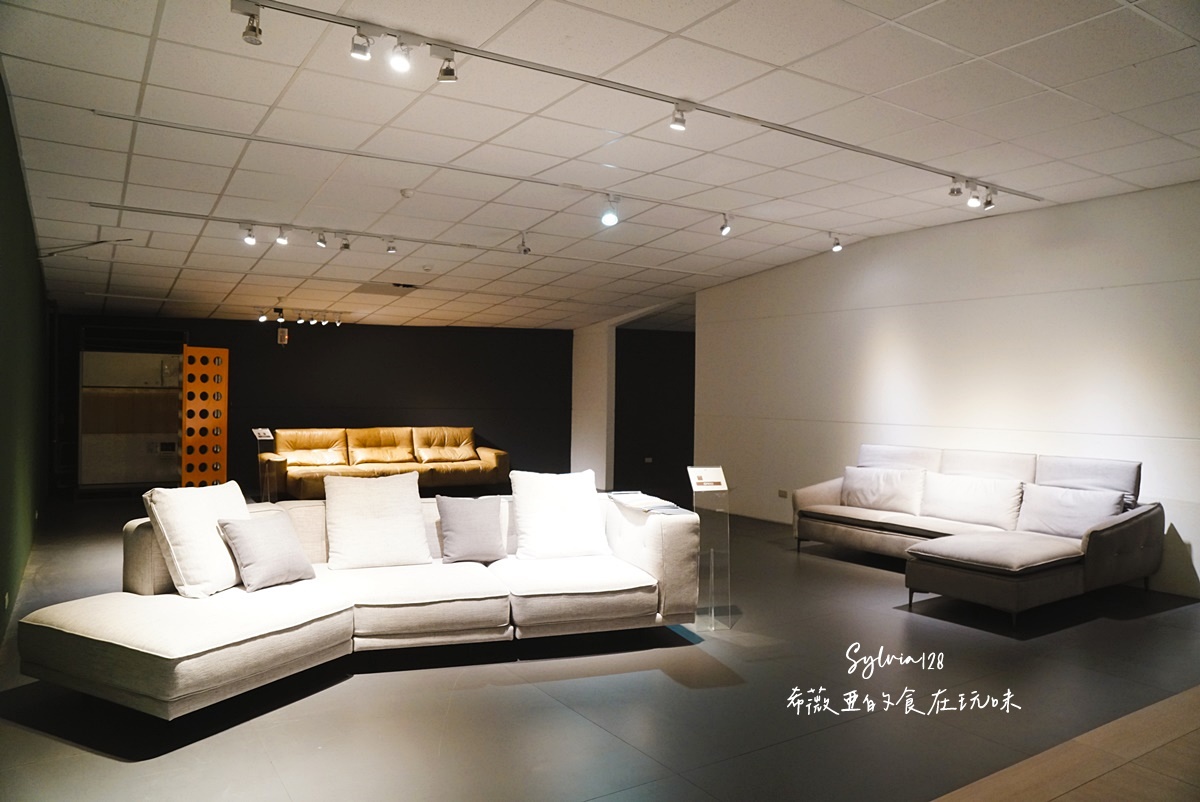 桃園龜山沙發推薦｜所丘家居桃園龜山門市。台灣手工客製化沙發，打造客廳的靈魂 @希薇亞の食在玩味